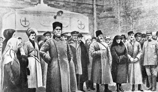 Генерал Антон Деникин возлагает венок на могилу генерала Михаила Алексеева в Екатеринодаре. 1918 год Генерал Антон Деникин возлагает венок на могилу генерала Михаила Алексеева в Екатеринодаре. 1918 год