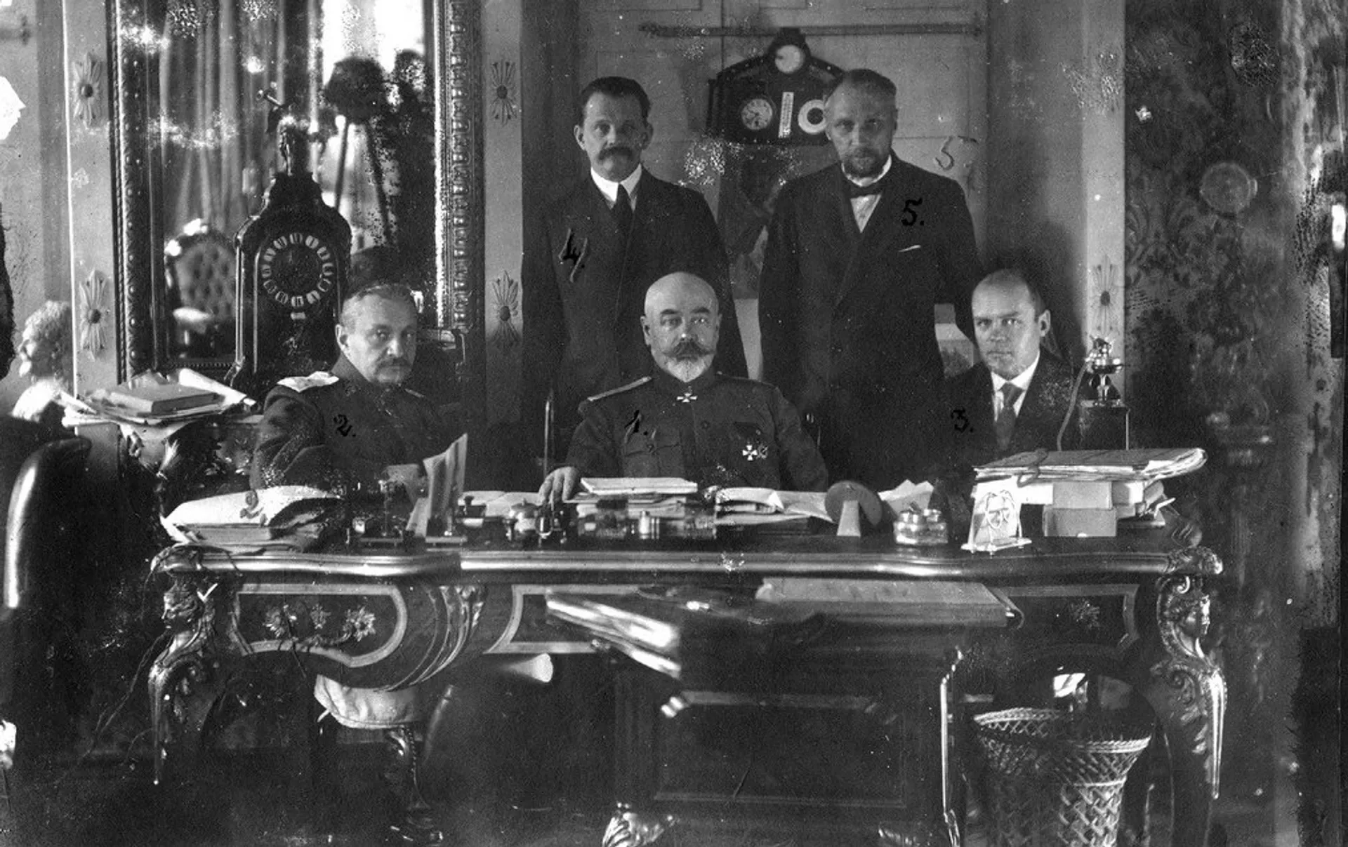 Антон Деникин и члены Особого совещания на заседании в Таганроге. Лето 1919 года Антон Деникин и члены Особого совещания на заседании в Таганроге. Лето 1919 года - РИА Новости, 1920, 21.01.2021