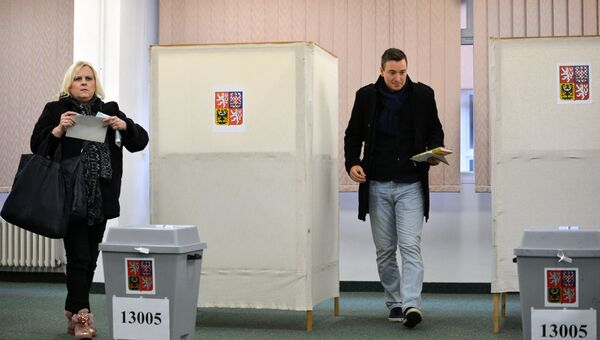 Жители Праги голосуют на избирательном участке. 12 января 2018 Жители Праги голосуют на избирательном участке. 12 января 2018