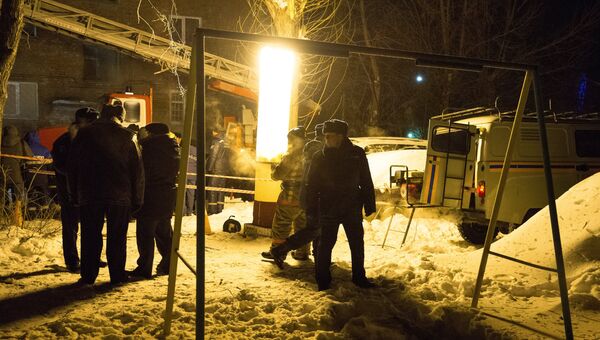 Сотрудники специальных служб на месте взрыва газа в жилом доме по 5-й Кордной улице в Омске. 12 января 2018 Сотрудники специальных служб на месте взрыва газа в жилом доме по 5-й Кордной улице в Омске. 12 января 2018