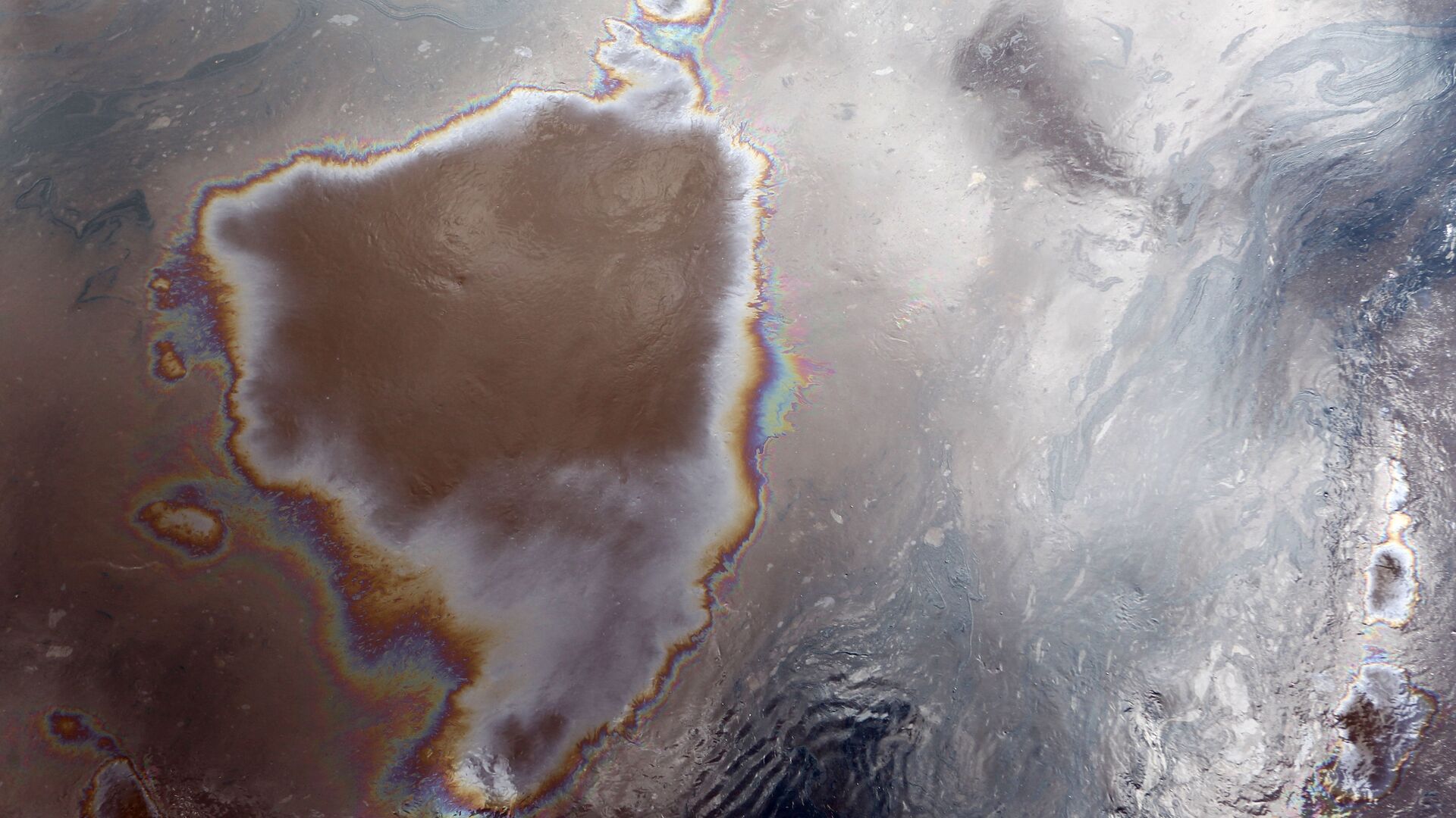 На Сахалине очистят загрязненное нефтепродуктами побережье