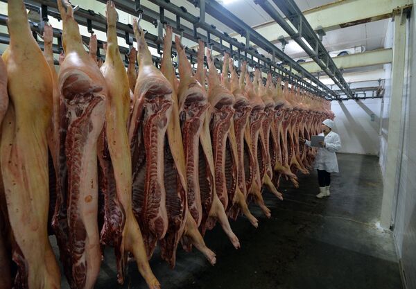 Сотрудница группы компаний Здоровая Ферма в цехе по обвалке мяса Сотрудница группы компаний Здоровая Ферма в цехе по обвалке мяса