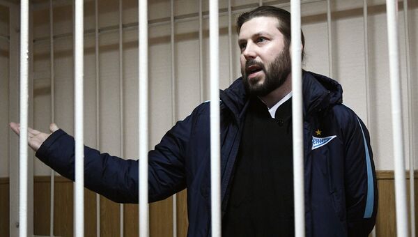 Священник Глеб Грозовский, обвиняемый в педофилии, во время оглашения приговора в Приозерском городском суде Ленинградской области. Архивное фото Священник Глеб Грозовский, обвиняемый в педофилии, во время оглашения приговора в Приозерском городском суде Ленинградской области. Архивное фото