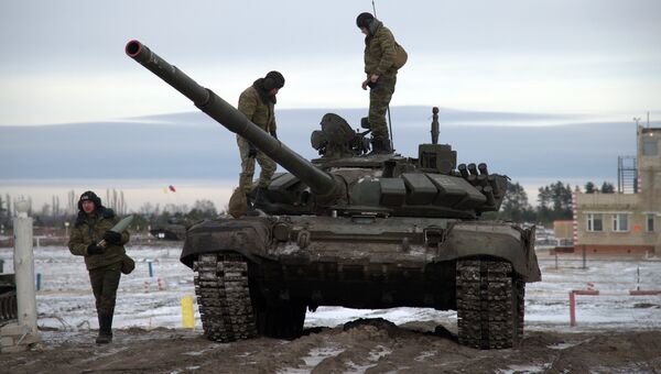 Военнослужащие загружают боеприпасы для стрельбы во время отборочного этапа конкурса Танковый биатлон-2018 среди танковых экипажей соединений Центрального и Западного военных округов на полигоне Погоново в Воронежской области Военнослужащие загружают боеприпасы для стрельбы во время отборочного этапа конкурса Танковый биатлон-2018 среди танковых экипажей соединений Центрального и Западного военных округов на полигоне Погоново в Воронежской области