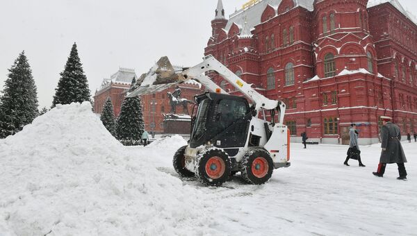Сотрудники коммунальных служб Москвы ликвидируют последствия сильного снегопада на Манежной площади Сотрудники коммунальных служб Москвы ликвидируют последствия сильного снегопада на Манежной площади