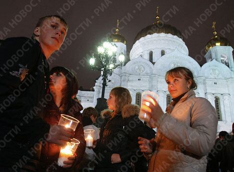 Молодежь Москвы зажгла свечи в память о погибших в Южной Осетии Молодежь Москвы зажгла свечи в память о погибших в Южной Осетии