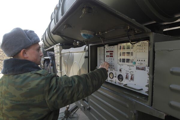 Военнослужащие у пульта управления транспортно-пусковой установки ЗРК С-400 Триумф в Гвардейском Краснознаменном зенитно-ракетном полку воздушно-космической обороны, который дислоцируется в городе Электросталь Военнослужащие у пульта управления транспортно-пусковой установки ЗРК С-400 Триумф в Гвардейском Краснознаменном зенитно-ракетном полку воздушно-космической обороны, который дислоцируется в городе Электросталь