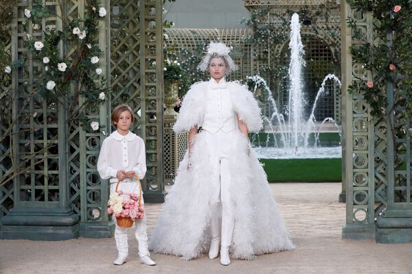 Показ коллекции Karl Lagerfeld для дома моды Chanel в рамках Недели высокой моды в Париже Показ коллекции Karl Lagerfeld для дома моды Chanel в рамках Недели высокой моды в Париже