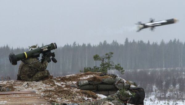 Американский военный производит выстрел из противотанкового ракетного комплекса (ПТРК) Javelin во время учений в Эстонии Американский военный производит выстрел из противотанкового ракетного комплекса (ПТРК) Javelin во время учений в Эстонии