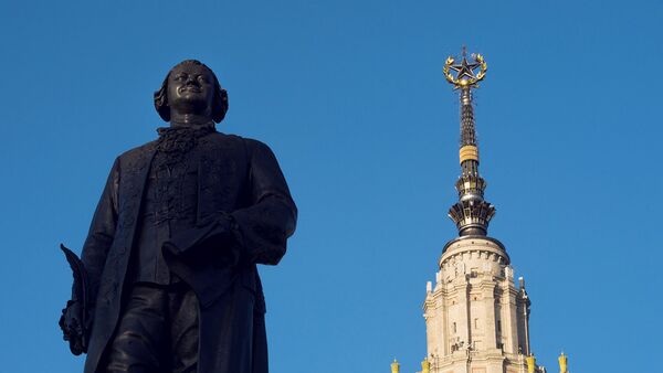 Памятник М.В. Ломоносову перед главным зданием МГУ на Воробьевых горах в Москве. Архивное фото Памятник М.В. Ломоносову перед главным зданием МГУ на Воробьевых горах в Москве. Архивное фото