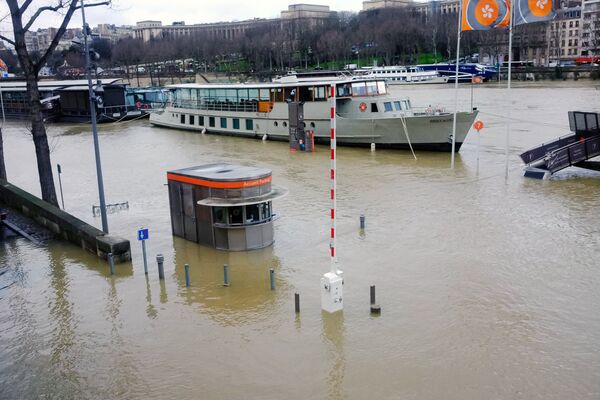 Резкий рост уровня воды в Сене, из-за прошедших ливневых дождей Резкий рост уровня воды в Сене, из-за прошедших ливневых дождей