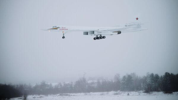 Модернизированный стратегический ракетоносец Ту-160М во время демонстрационного полета на аэродроме Казанского авиационного завода Модернизированный стратегический ракетоносец Ту-160М во время демонстрационного полета на аэродроме Казанского авиационного завода