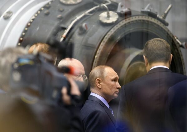 Президент РФ Владимир Путин во время посещения ПАО Объединённая двигателестроительная корпорация – Уфимское моторостроительное производственное объединение. 24 января 2018 Президент РФ Владимир Путин во время посещения ПАО Объединённая двигателестроительная корпорация – Уфимское моторостроительное производственное объединение. 24 января 2018