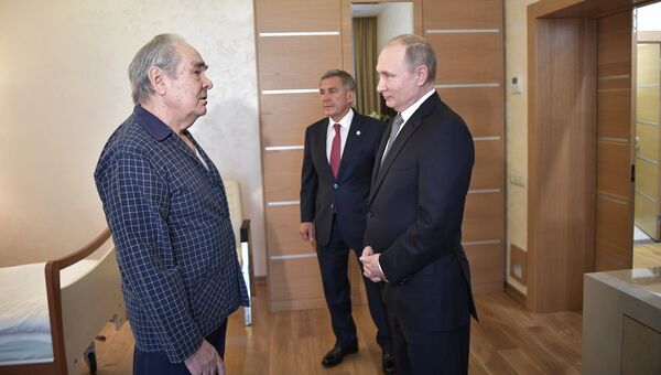 Президент РФ Владимир Путин и президент Татарстана Рустам Минниханов во время посещения в больнице экс-главы Татарстана Минтимера Шаймиева. 25 января 2018 Президент РФ Владимир Путин и президент Татарстана Рустам Минниханов во время посещения в больнице экс-главы Татарстана Минтимера Шаймиева. 25 января 2018