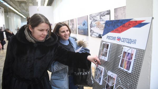 Посетители V общероссийского фестиваля природы Первозданная Россия в Центральном доме художника в Москве Посетители V общероссийского фестиваля природы Первозданная Россия в Центральном доме художника в Москве