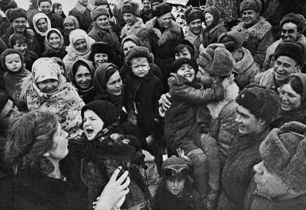 Великая Отечественная война 1941-1945 гг. Население Сталинграда встречает освободителей Великая Отечественная война 1941-1945 гг. Население Сталинграда встречает освободителей
