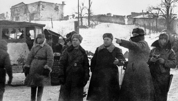 Генерал-лейтенант Никита Сергеевич Хрущев (3 слева) на одной из улиц Сталинграда после освобождения города от немецко-фашистских захватчиков Генерал-лейтенант Никита Сергеевич Хрущев (3 слева) на одной из улиц Сталинграда после освобождения города от немецко-фашистских захватчиков