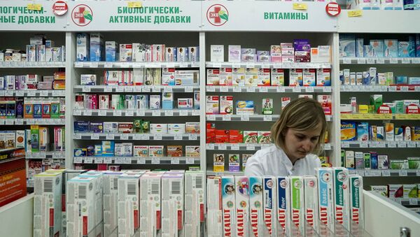 Провизор во время работы в аптеке. Архивное фото Провизор во время работы в аптеке. Архивное фото