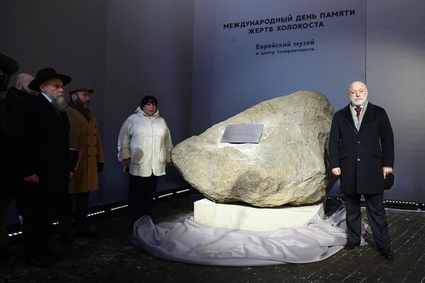 Посетители у символического камня, на месте которого будет установлен памятник Героям сопротивления в нацистских лагерях и гетто, в Международный день памяти жертв Холокоста в Еврейском музее и центре толерантности в Москве Посетители у символического камня, на месте которого будет установлен памятник Героям сопротивления в нацистских лагерях и гетто, в Международный день памяти жертв Холокоста в Еврейском музее и центре толерантности в Москве
