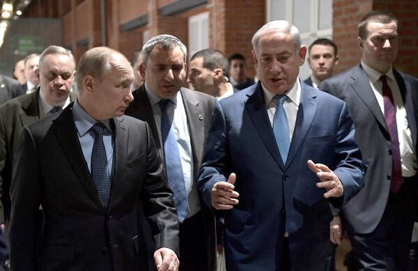 Президент РФ Владимир Путин и премьер-министр Государства Израиль Биньямин Нетаньяху во время мероприятий в Еврейском музее и центре толерантностий Президент РФ Владимир Путин и премьер-министр Государства Израиль Биньямин Нетаньяху во время мероприятий в Еврейском музее и центре толерантностий