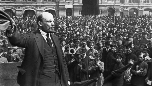 Владимир Ильич Ленин произносит речь в день празднования второй годовщины войск Всевобуча на Красной площади в Москве. 25 мая 1919 Владимир Ильич Ленин произносит речь в день празднования второй годовщины войск Всевобуча на Красной площади в Москве. 25 мая 1919
