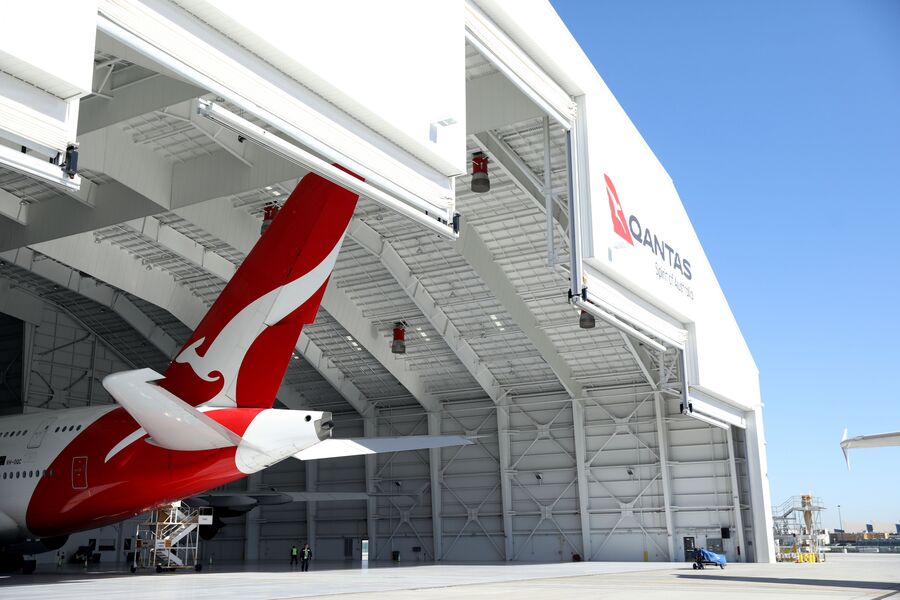 Самолет компании Qantas в ангаре Самолет компании Qantas в ангаре