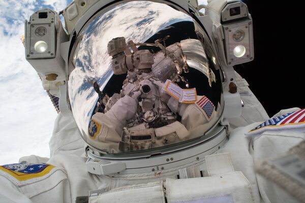 Сэлфи астронавта NASA Марка Ванде Хей во время выхода в открытый космос. 23 января 2018 года Сэлфи астронавта NASA Марка Ванде Хей во время выхода в открытый космос. 23 января 2018 года