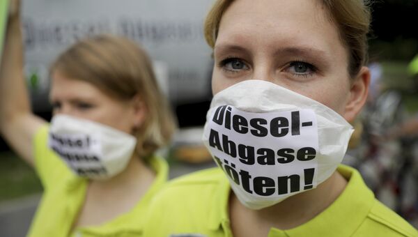Протестующие в масках с надписью Kill diesel emissions в Берлине. Архивное фото Протестующие в масках с надписью Kill diesel emissions в Берлине. Архивное фото
