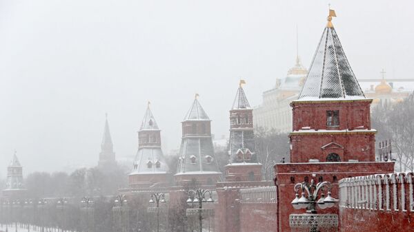Автомобили на Кремлевской набережной в Москве во время снегопада Автомобили на Кремлевской набережной в Москве во время снегопада