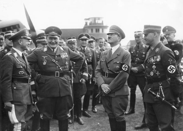 Герман Геринг, Адольф Гитлер и Виктор Лютце Герман Геринг, Адольф Гитлер и Виктор Лютце