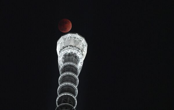 Полная луна на фоне башни Sky Tree в Токио Полная луна на фоне башни Sky Tree в Токио