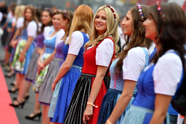 Грид-герлз на трассе Ред Булл Ринг во время Гран-при Австрии, 3 июля 2016 Грид-герлз на трассе Ред Булл Ринг во время Гран-при Австрии, 3 июля 2016