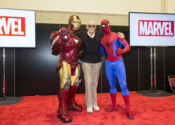 Американский писатель, актёр и продюсер Стэн Ли с аниматорами в образах Железного человека и Человека-Паука