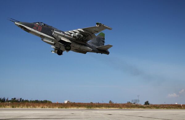 Российский штурмовик Су-25 взлетает с авиабазы Хмеймим в Сирии Российский штурмовик Су-25 взлетает с авиабазы Хмеймим в Сирии