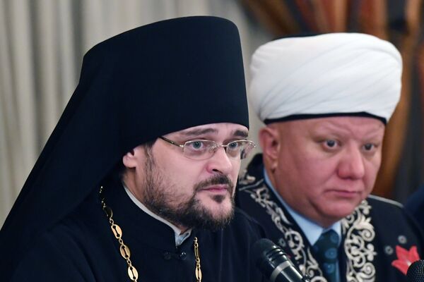 Глава российской делегации межрелигиозной рабочей группы Совета по взаимодействию с религиозными объединениями при президенте РФ иеромонах Стефан и глава Духовного собрания мусульман России муфтий Альбир Крганов во время заседания межконфессионального круглого стола в Дамаске. 4 февраля 2018 Глава российской делегации межрелигиозной рабочей группы Совета по взаимодействию с религиозными объединениями при президенте РФ иеромонах Стефан и глава Духовного собрания мусульман России муфтий Альбир Крганов во время заседания межконфессионального круглого стола в Дамаске. 4 февраля 2018