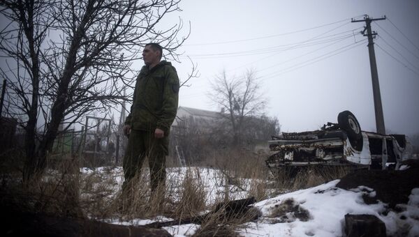 Военнослужащий ДНР в поселке Ясное Донецкой области Военнослужащий ДНР в поселке Ясное Донецкой области