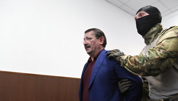 Шамиль Исаев в Басманном суде Москвы. 6 февраля 2018 Шамиль Исаев в Басманном суде Москвы. 6 февраля 2018