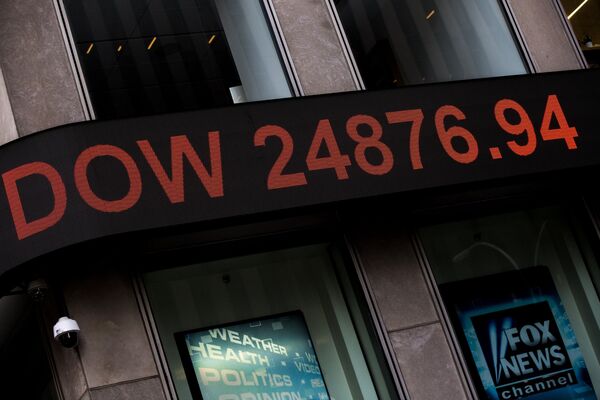 Информационная панель с данными об индексе Dow Jones на здании телекомпании Fox News в Нью-Йорке Информационная панель с данными об индексе Dow Jones на здании телекомпании Fox News в Нью-Йорке