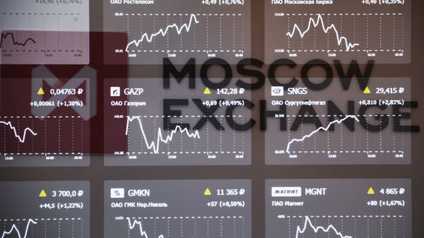 Котировки фондового рынка на экране в здании Московской биржи Котировки фондового рынка на экране в здании Московской биржи