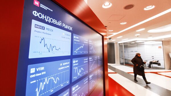Котировки фондового рынка на экране в здании Московской биржи. Архив Котировки фондового рынка на экране в здании Московской биржи. Архив