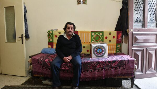 Мужчина в доме поблизости с палаточном лагерем для сирийских беженцев долине Бекаа в Ливане Мужчина в доме поблизости с палаточном лагерем для сирийских беженцев долине Бекаа в Ливане