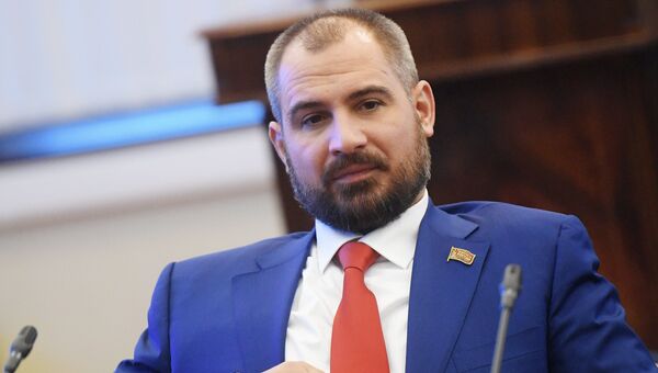 Кандидат в президенты РФ от партии Коммунисты России Максим Сурайкин на регистрации в ЦИК РФ в качестве кандидата на пост президента России. 8 февраля 2018 Кандидат в президенты РФ от партии Коммунисты России Максим Сурайкин на регистрации в ЦИК РФ в качестве кандидата на пост президента России. 8 февраля 2018