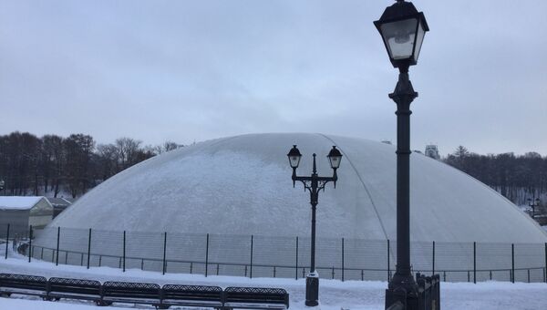 Купол над фонтаном в парке Царицыно. Архивное фото Купол над фонтаном в парке Царицыно. Архивное фото