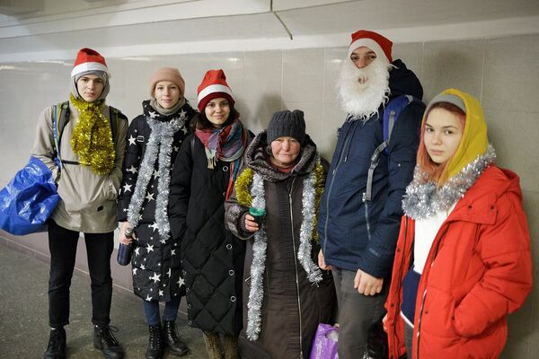 Друзья на улице помогают бездомным Друзья на улице помогают бездомным