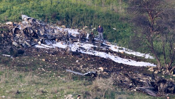 На месте крушения израильского истребителя F-16, участвовавшего в налете на Сирию. 10 февраля 2018 На месте крушения израильского истребителя F-16, участвовавшего в налете на Сирию. 10 февраля 2018