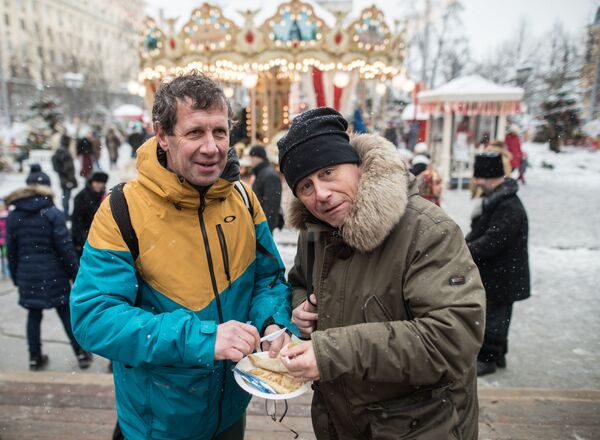 Туристы из Франции едят русские блины Туристы из Франции едят русские блины