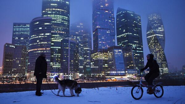 Прохожие гуляют на набережной Тараса Шевченко в Москве. На втором плане - Международный деловой центр Москва-Сити Прохожие гуляют на набережной Тараса Шевченко в Москве. На втором плане - Международный деловой центр Москва-Сити