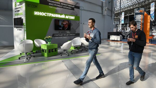Стенд российского международного многоязычного информационного телеканала RT во время подготовки стендов к выставке в рамках Российского инвестиционного форума в Сочи Стенд российского международного многоязычного информационного телеканала RT во время подготовки стендов к выставке в рамках Российского инвестиционного форума в Сочи