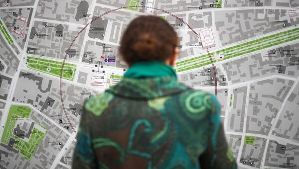 Женщина у информационного табло на Тверской улице в Москве Женщина у информационного табло на Тверской улице в Москве