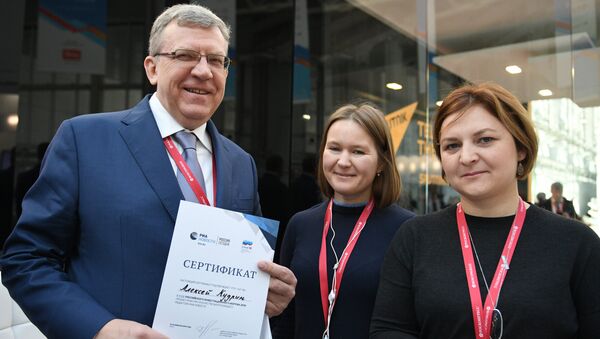 Председатель совета Центра стратегических разработок Алексей Кудрин во время посещения стенда РИА Новости на Российском инвестиционном форуме в Сочи. 15 февраля 2018 Председатель совета Центра стратегических разработок Алексей Кудрин во время посещения стенда РИА Новости на Российском инвестиционном форуме в Сочи. 15 февраля 2018